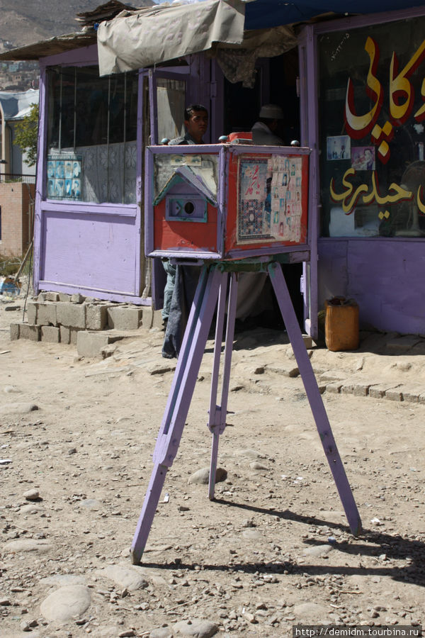 Древний фотоаппарат. Рабoтующие уже почти не встречаются, а часто стоят как реклама фотомастерской. Кабул, Афганистан