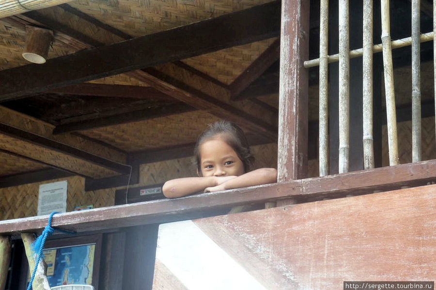 А рядом и девочка Эль-Нидо, остров Палаван, Филиппины