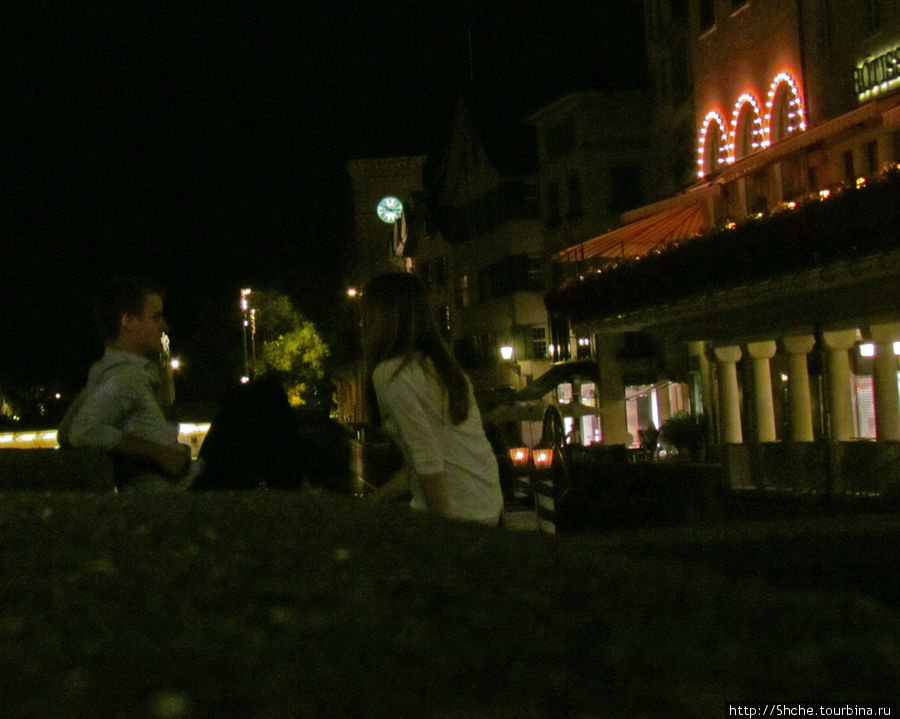 Вечером на набережной встречается множество влюбленных пар Цюрих, Швейцария