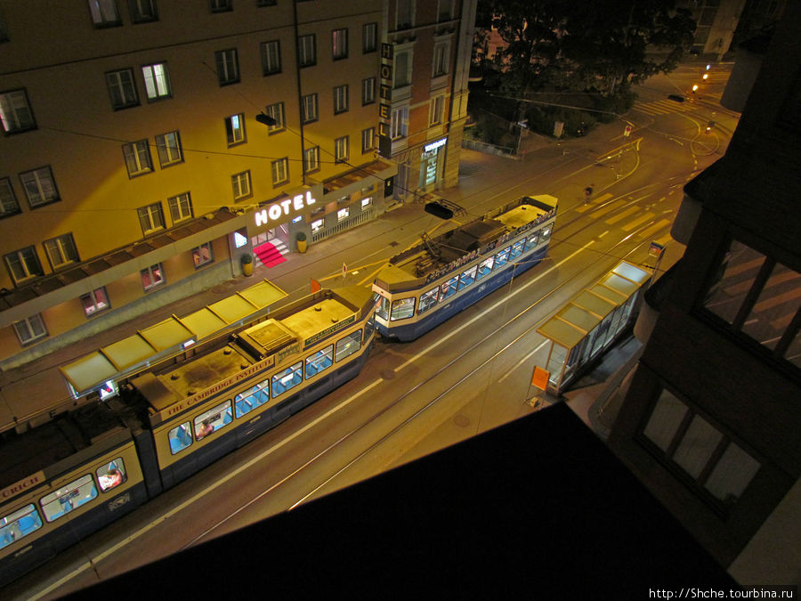 Нас поместили на 5-м этаже с большим балконом... а внизу ходили трамваи Цюрих, Швейцария