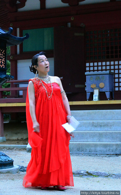 Местная оперная певица поёт на Гаране по случаю празника Коя, Япония