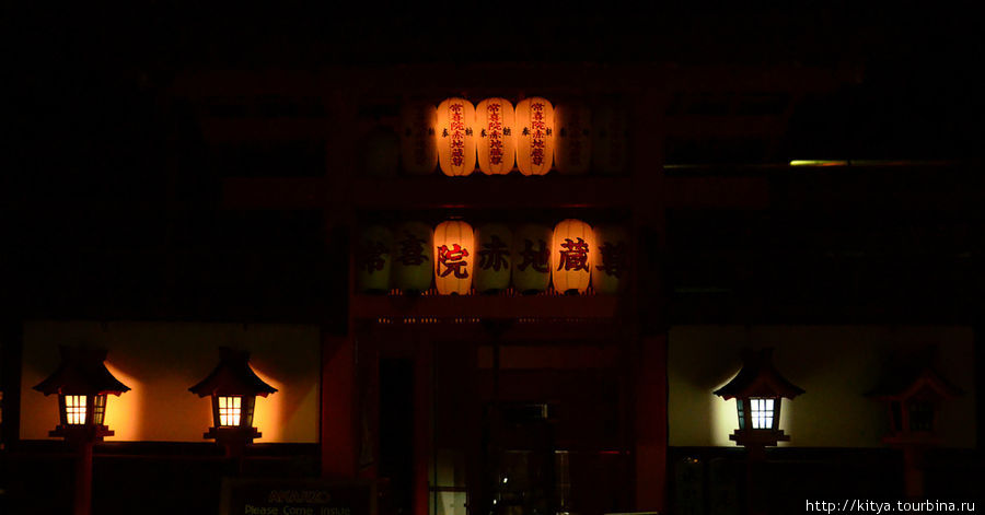 Коя-сан: при свете фонарей Коя, Япония