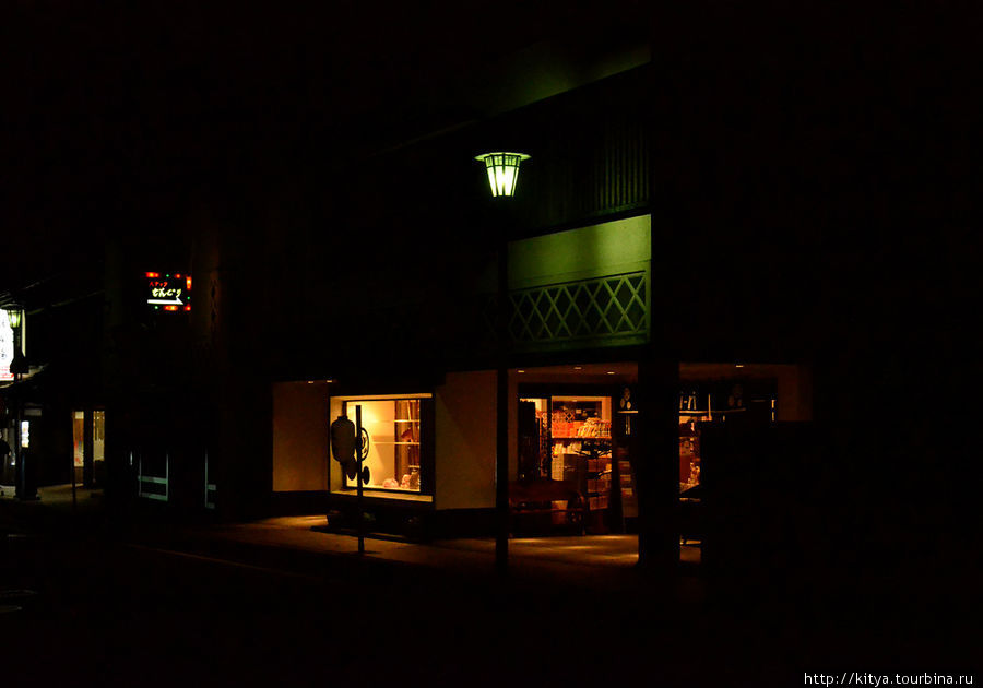 Коя-сан: при свете фонарей Коя, Япония