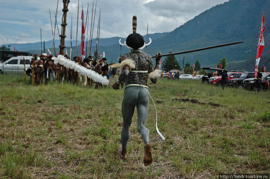 Фестиваль. Сражения и танцы (Балием-6) Вамена, Индонезия