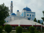 Первая остановка в Казахстане — Актобе, он же Актюбинск. Напротив гостиницы — мечеть.