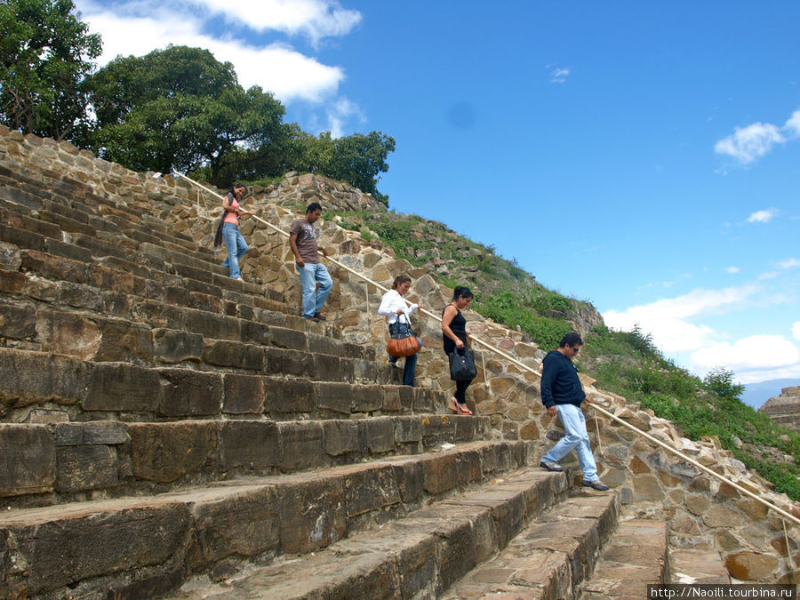 Спуск по крутым лестницам Штат Оахака, Мексика