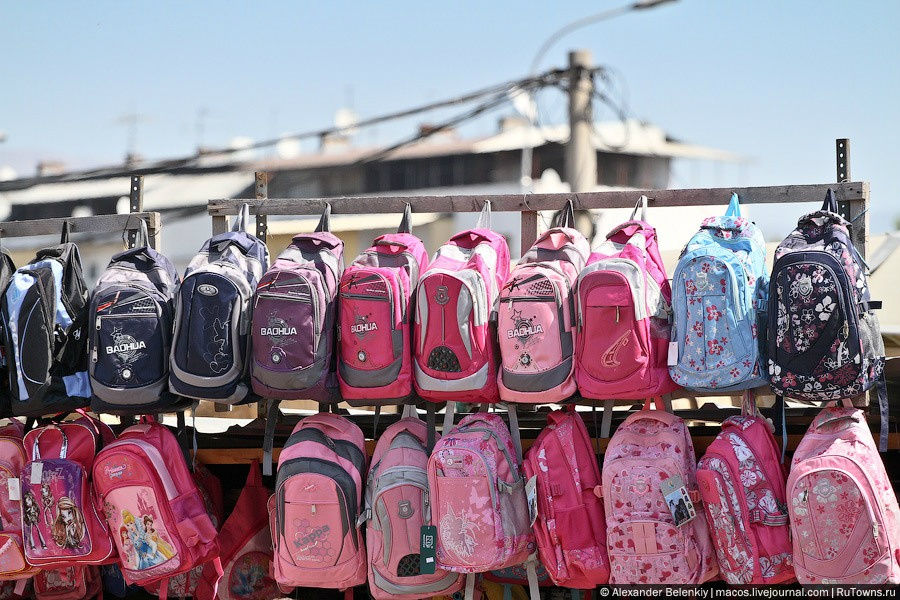 Совсем скоро начнется новый учебный год и рынок подготовился к нему, закупив в Китае и Турции сотни рюкзаков для юных македонцев. Самый модный цвет этого сезона — розовый. Скопье, Северная Македония