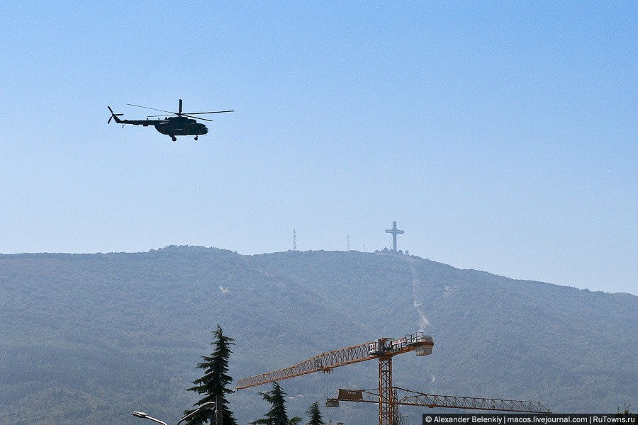 Как я уже писал вчера, над Скопье возвышается огромный крест, установленный на высоте 2,500 метров. К нему можно добраться на фуникулере, который идет от середины горы. Туда мы и отправились. Скопье, Северная Македония