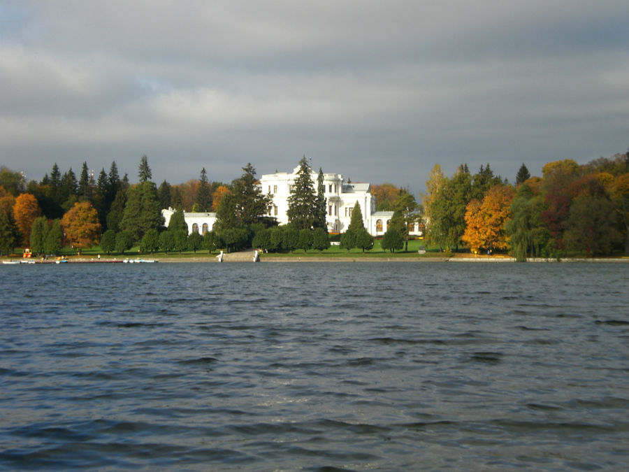 вид на дворец с противоположной стороны пруда Марьино, Россия