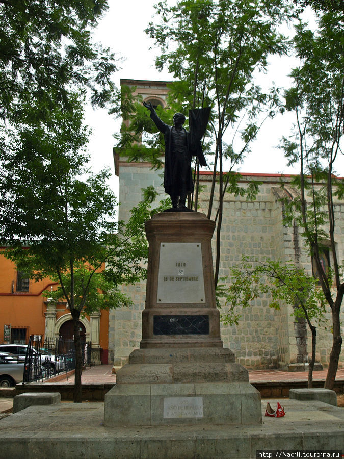 Город Оахака любит своих героев и ставит им памятники. Оахака, Мексика