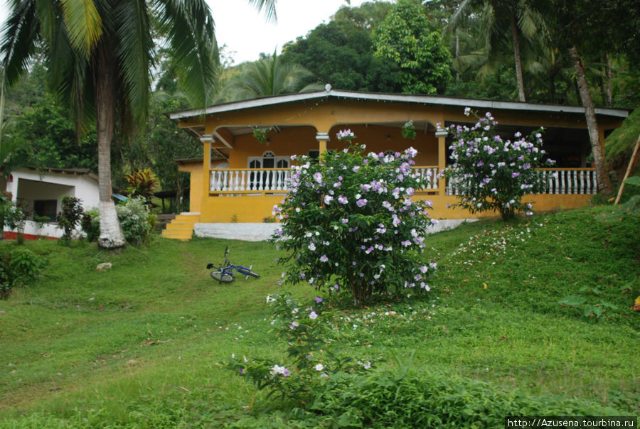 Местный богатей со своей виллой на самом берегу Карибского моря. Остров Исла Гранде, Панама