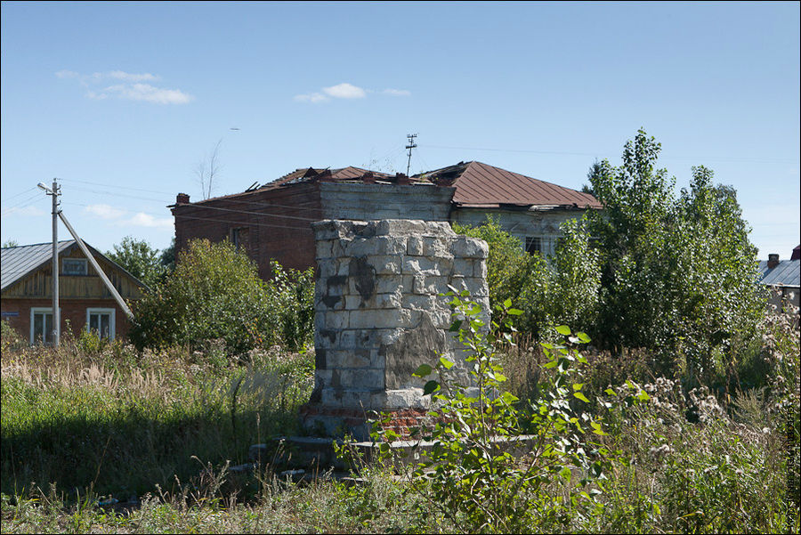 Постамент, на котором ещё несколько лет назад стоят Ленин Ярославская область, Россия