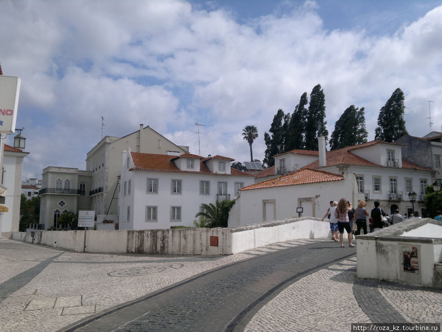 По улочкам маленького городка к аскетичному собору Алкобаса, Португалия