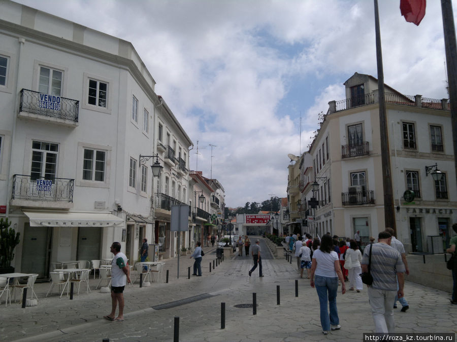 По улочкам маленького городка к аскетичному собору Алкобаса, Португалия
