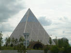 В этой Пирамиде  проходят разные концерты, выступления заезжих знаменитостей.