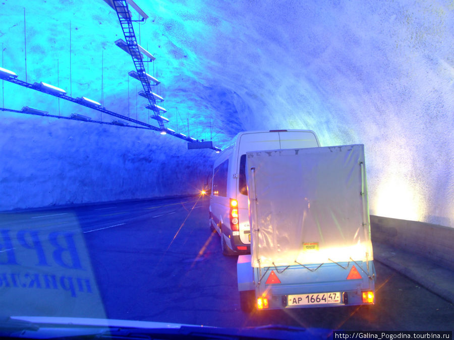 В самом длинном тоннеле Норвегии — 24,5 км. Расширения, предназначенные для остановок, подсвечены голубым. Центральная Норвегия, Норвегия