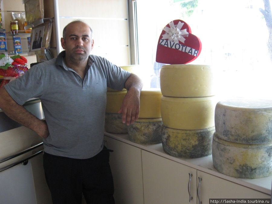 Чем славится Карс, так это сыром и медом.
Магазины по продаже сыра и мёда здесь везде. Карс, Турция