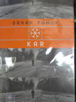 А это знаменитая книга Орхана Памука.
Слово Kar в переводе на русский означает Снег.  Пробывал читать её в Киеве — не получается. А в пасмурном Карсе читалось легко. Все события, описанные в книге происходят в этом городе.