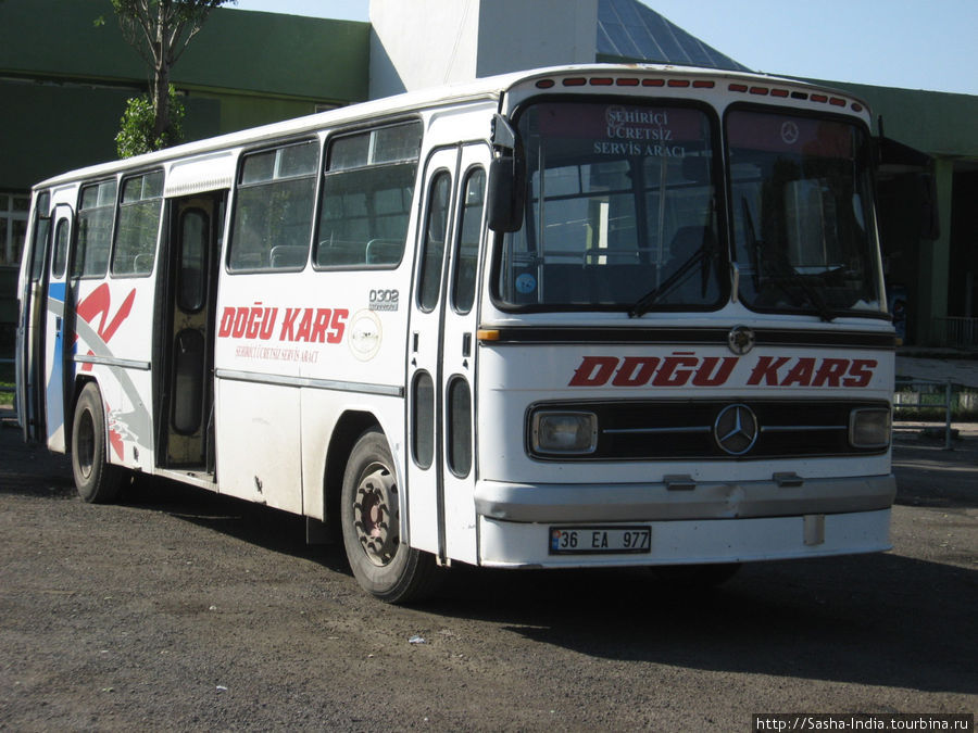 На этом автобусе можно бесплатно доехать с автовокзала в город Карс, Турция