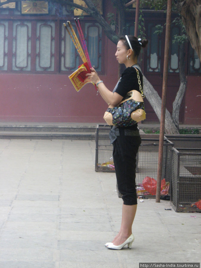 Ритуальное подношение благовоний Куньмин, Китай