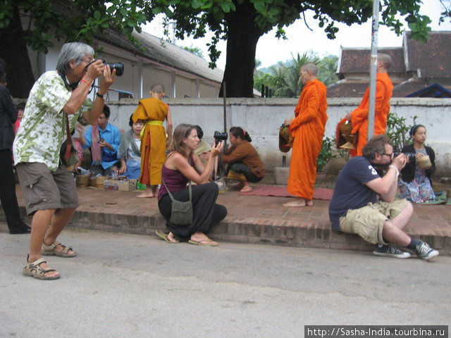 Везде висят плакаты с просьбой  держаться от монахов  на почтительном растоянии, но это мало помогает. Луанг-Прабанг, Лаос
