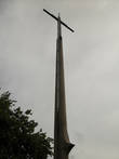 Высокий крест под названием Croix de la rehabilitation обозначает место казни Жанны д’Арк