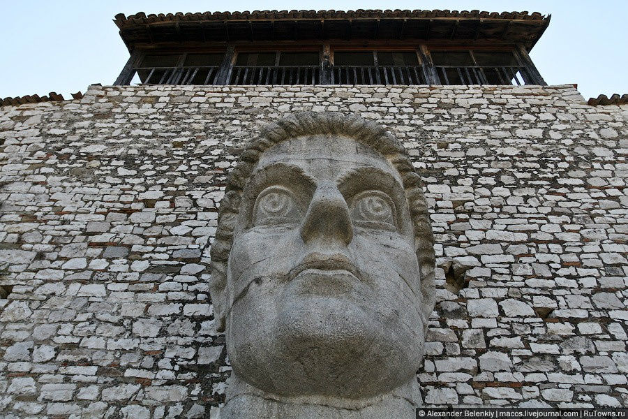 Если верить этому, император Константин тоже был албанцем и терпеливо ждал, пока скульптор изобразит его в камне. Тирана, Албания