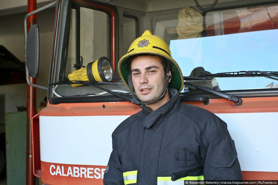 Когда мы спустились с гор, отправились гулять по городу, и я нашел пожарную часть. Пожарные в Албании такие же дружелюбные и классные ребята, как и в России. Они с удовольствием провели экскурсию по своей части, а я их сфотографировал. Ждите подробный рассказ об албанских пожарных) Тирана, Албания