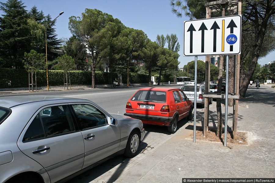 Албанцы любят пустить пыль в глаза — на самом деле ведь они одной ногой в Евросоюзе, несмотря на многие атрибуты средневековья. Даже велосипедные дорожки есть, которые заняты припаркованными автомобилями. Велосипедистов это не смущает — они спокойно могу ехать прямо по середине дороги и даже не замечать, что им сигналят. Тирана, Албания
