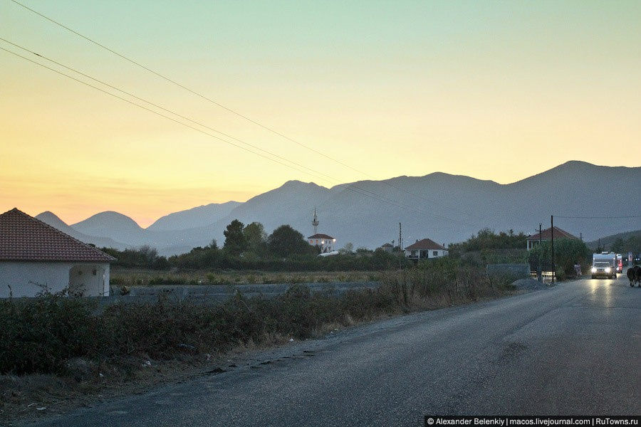 Впереди виднелись вершины Черногории. шестой страны моего путешествия. Тирана, Албания