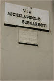 Так красиво, когда улица называется в честь Микеланджело, а не Ленина)