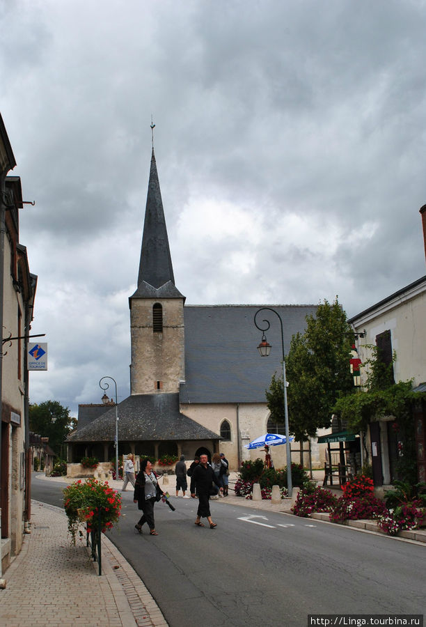 Церковь в Шеверни, около которой останавливается автобус TLC. Земли Луары, Франция