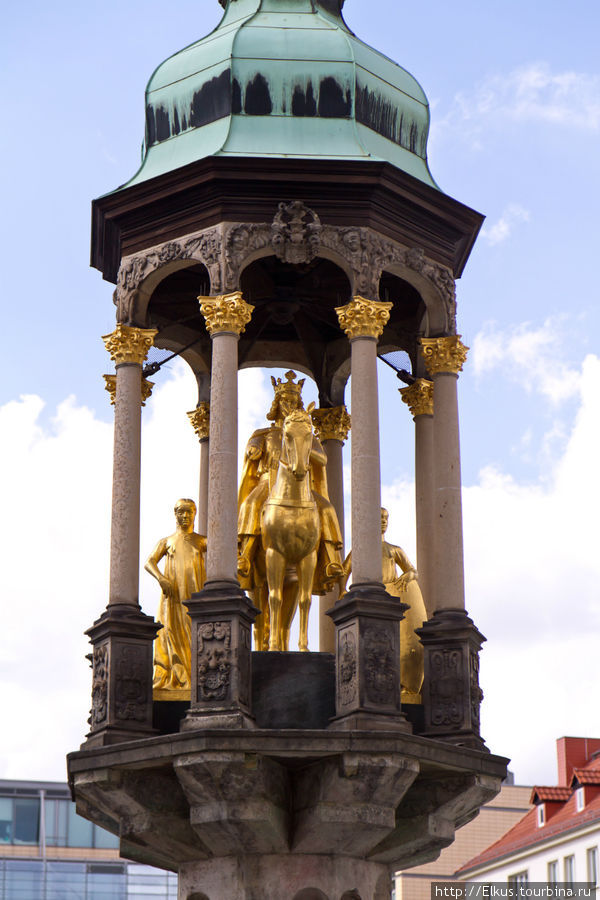 Магдебургский всадник — бронзовая копия одной из первых отдельно стоящих скульптур по северную сторону Альп. Скульптура, созданная в 1240 году, представляет по всей вероятности императора Оттона I. Магдебург, Германия