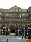 На Кайзер-платце (по Кайзер-штрассе) находится Франкфуртский дворец — пятизвездочный отель.