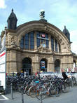 Здание центрального железнодорожного вокзала, построенного в конце XIX в. То количество велосипедов, которое можно увидеть у вокзала — это ответ немцев на дороговизну пассажирских железнодорожных перевозок.