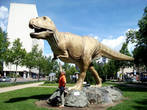 А этот экспонат тиранозавра, наверное, не поместился в залах музея.