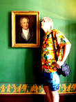 Портрет великого поэта, который родился в этой комнате 28 августа 1749 г. Практически каждый посетитель дома-музея считает своим долгом запечатлеть себя на фоне портрета.