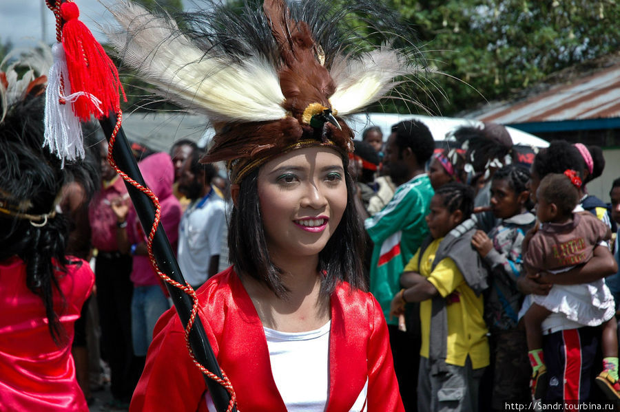 Форвардами карнавала стали три девушки из marching band (извините, не знаю, как обозвать их по-русски). Вамена, Индонезия
