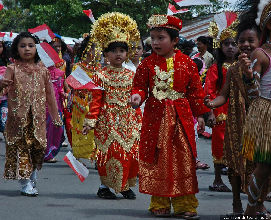 Были и те, кто предпочитал традиционные наряды своего народа. На снимке костюмы минангкабау (Суматра Барат). Вамена, Индонезия