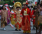 Были и те, кто предпочитал традиционные наряды своего народа. На снимке костюмы минангкабау (Суматра Барат).