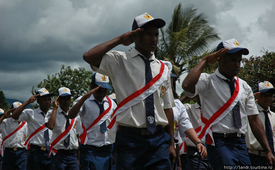 Школьники с лентами в виде флага Индонезии. Вамена, Индонезия
