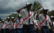 Школьники с лентами в виде флага Индонезии.