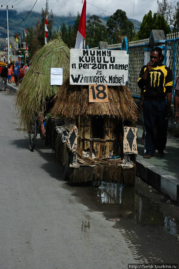 Не пропустил мероприятия и Вим Моток Мабел (так зовут самую известную мумию Балиема) Вамена, Индонезия