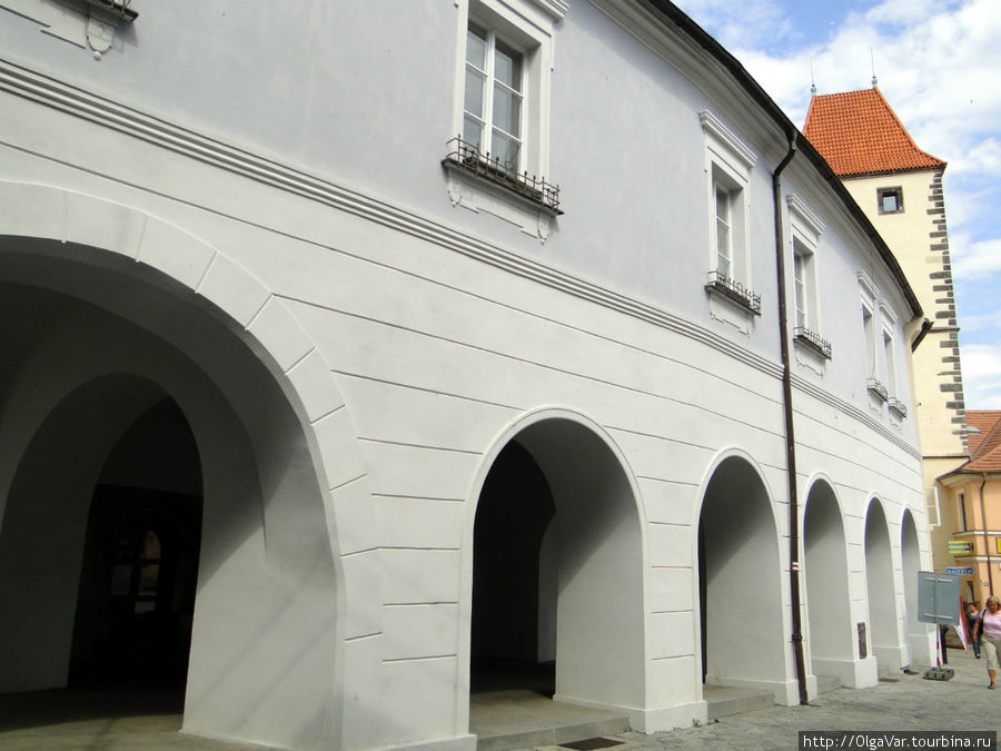 Сразу за Пражскими воротами начинается аркада дома У Золотой звезды Мельник, Чехия