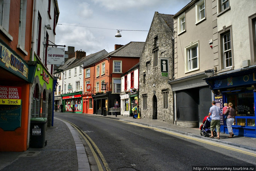 Справа, старинное каменное здание — туристический офис. Килкенни, Ирландия
