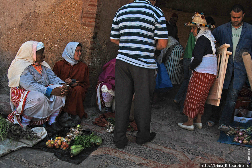 Рынок у входа в Медину Шефшауэн, Марокко