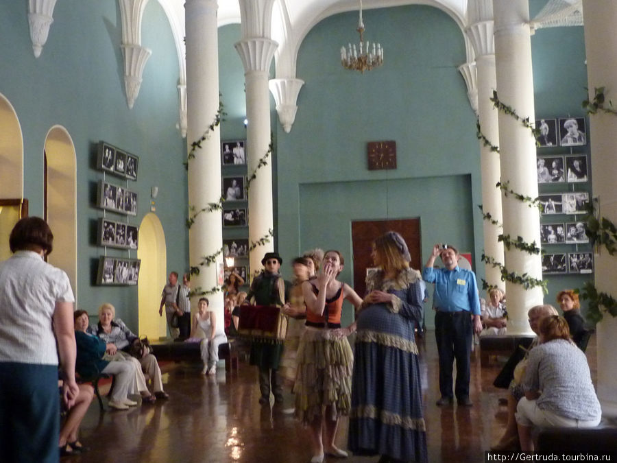 В фойе театра  перед спектаклем зрителе развлекают мини-предствлениями. Санкт-Петербург, Россия