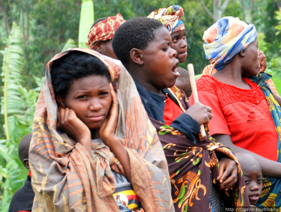 Кто пел, кто плясал, а эта очень даже симпатичная девушка стояла всё время в задумчивости, обняв голову руками. Кабале, Уганда