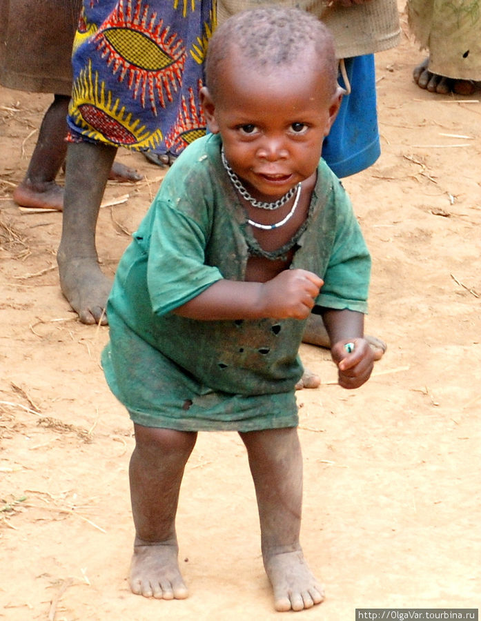 Маленький танцор заправски крутил ручонками под аккомпанемент ритмичной песни Кабале, Уганда