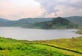 Озеро Буньони (в переводе с суахили означает «дом маленьких птиц») — одно из самых красивых мест в Уганде. Молодое кратерное озеро  образовалось около 8 тысяч лет назад вследствие извержения вулкана, когда лава замкнула течение реки